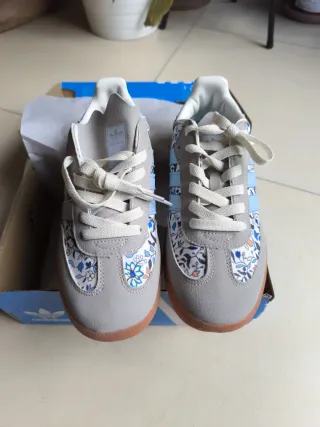 Zapatillas Adidas Niña Beige y Azul