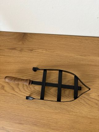 Poggia ferro da stiro vintage in ferro e legno