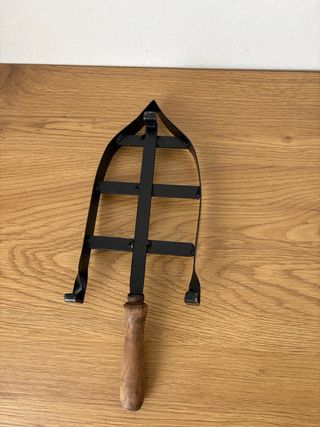 Poggia ferro da stiro vintage in ferro e legno