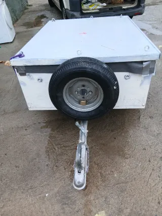 Remolque de coche con rueda de repuesto