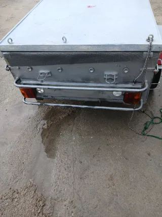 Remolque de coche con rueda de repuesto