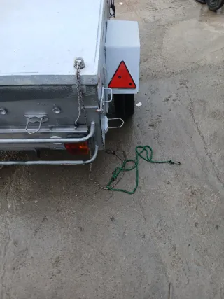 Remolque de coche con rueda de repuesto