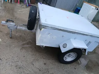 Remolque de coche con rueda de repuesto