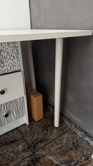 Escritorio Ikea gris y blanco