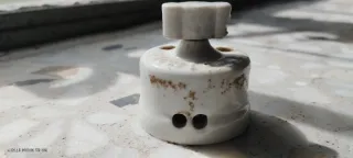 Llave de luz cerámica antigua