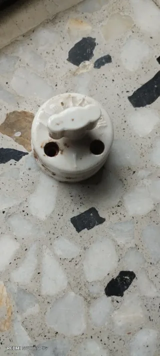 Llave de luz cerámica antigua