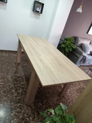 Mesa de comedor de madera