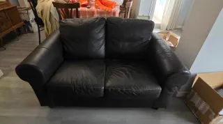 Sofá pequeño de piel negro