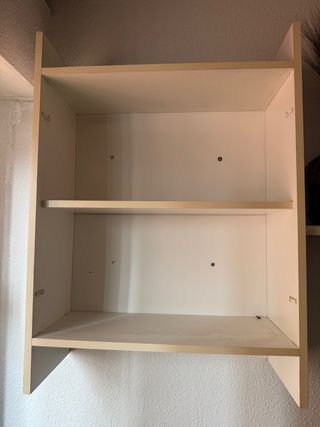 Estantería de madera beige para pared