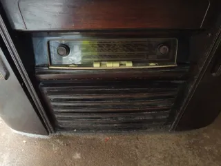 Antiguo mueble radio de madera