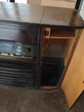Antiguo mueble radio de madera