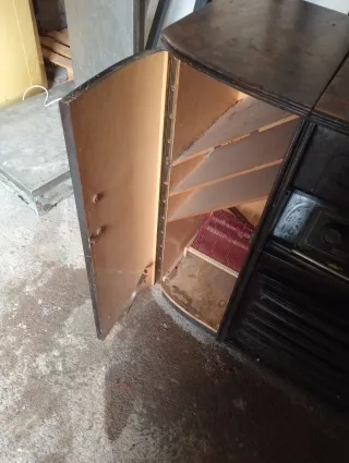 Antiguo mueble radio de madera