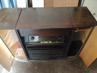 Antiguo mueble radio de madera