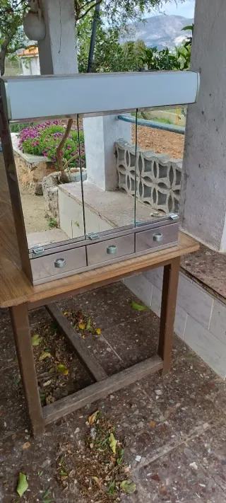 Armario de baño plateado con espejos