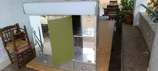 Armario de baño plateado con espejos