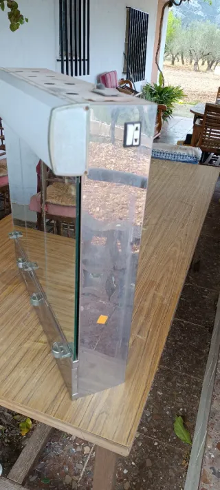 Armario de baño plateado con espejos