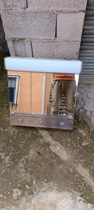 Armario de baño plateado con espejos