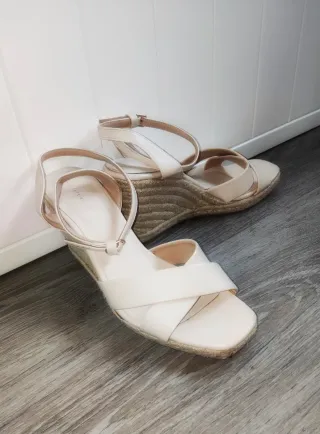Sandalias cuña beige