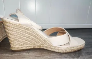 Sandalias cuña beige