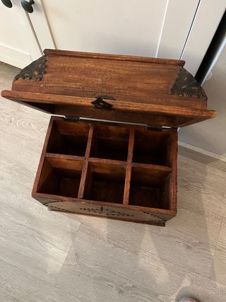 Baúl de madera con detalles metálicos