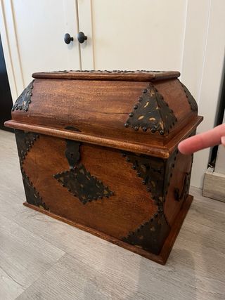 Baúl de madera con detalles metálicos