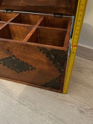 Baúl de madera con detalles metálicos