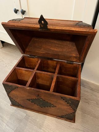 Baúl de madera con detalles metálicos