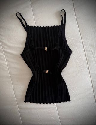 Top Bershka negro con detalles dorados espalda