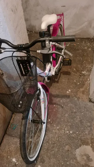 Bicicleta infantil blanca y rosa