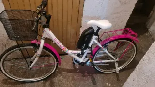 Bicicleta infantil blanca y rosa