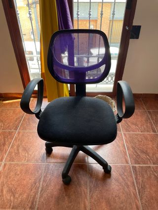 Silla de oficina morada y negra