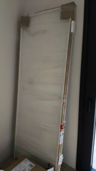 Puerta blanca nueva izquierda