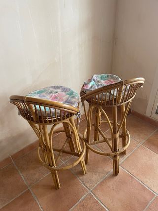 Taburetes de mimbre con cojín