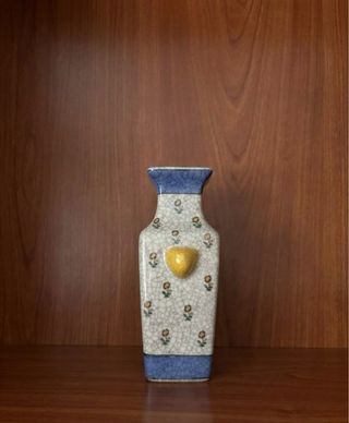 Jarrón de cerámica con flores