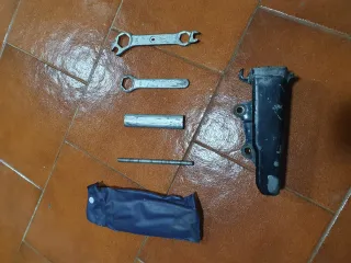 Soporte, caja y herramientas Honda