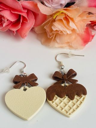 Orecchini Cuore Waffle con Fiocco Marrone