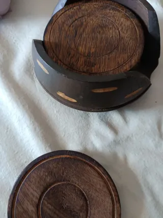 Juego de posavasos de madera