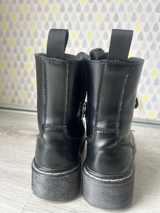 Botas moteras negras con cordones