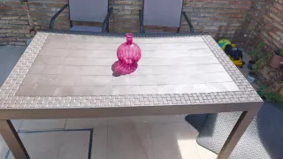 Mesa de jardín marrón