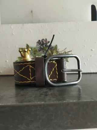 Cinturón de cuero artesanal con bordado