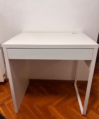 Mesa de escritorio blanca