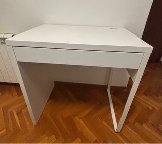 Mesa de escritorio blanca