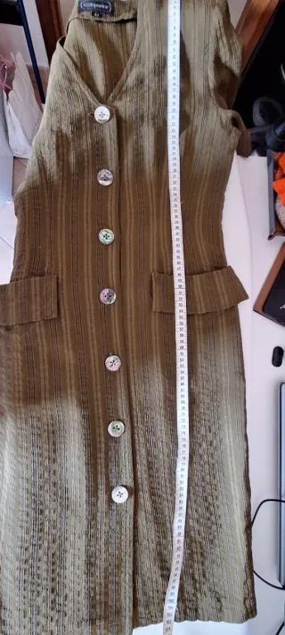 Abito al ginocchio con bottoni