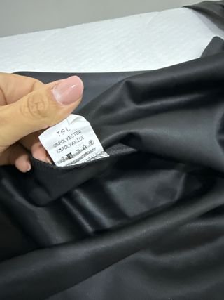 Gonna in ecopelle nera con bretelle