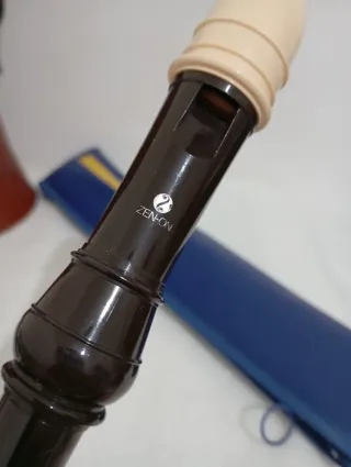 Lote: Tambor Djembe y 2 Flautas Dulces todos 7€.