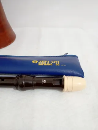 Lote: Tambor Djembe y 2 Flautas Dulces todos 7€.