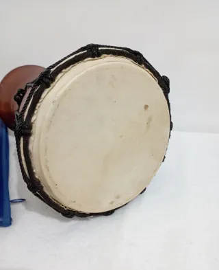 Lote: Tambor Djembe y 2 Flautas Dulces todos 7€.