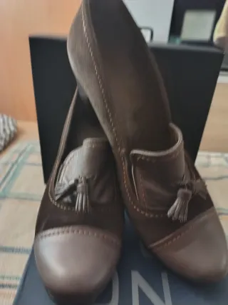 Zapatos de tacón marrones