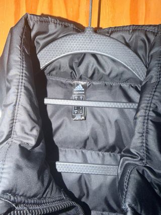 Chaqueta Adidas acolchada negra