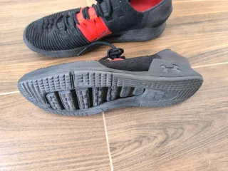 Zapatillas Under Armour Negras y Rojas